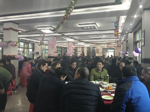 全体员工在公司餐厅欢聚一堂共进午餐3